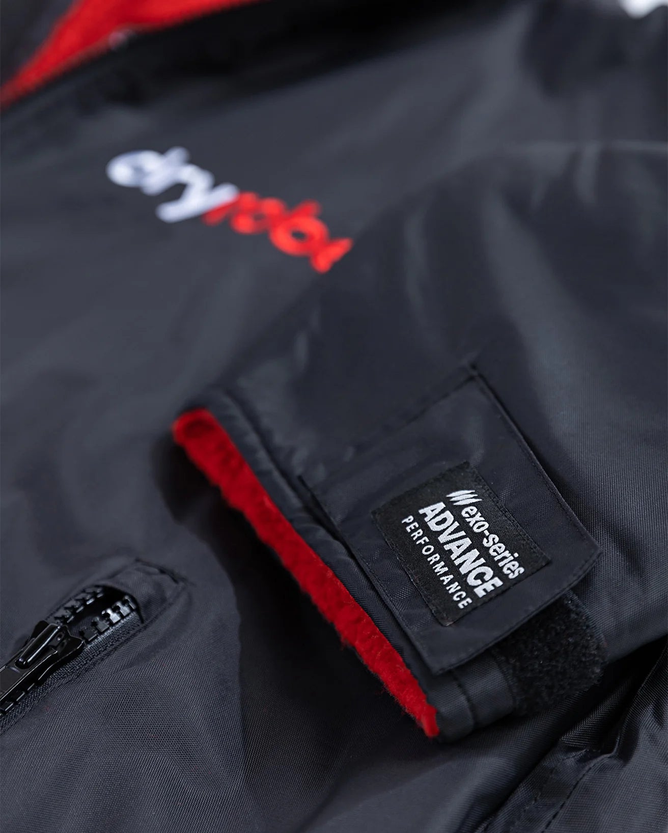 detail-long-sleeve-advance-blackred-8_2a29ca3d-2140-4b49-8430-7c0a60d87316