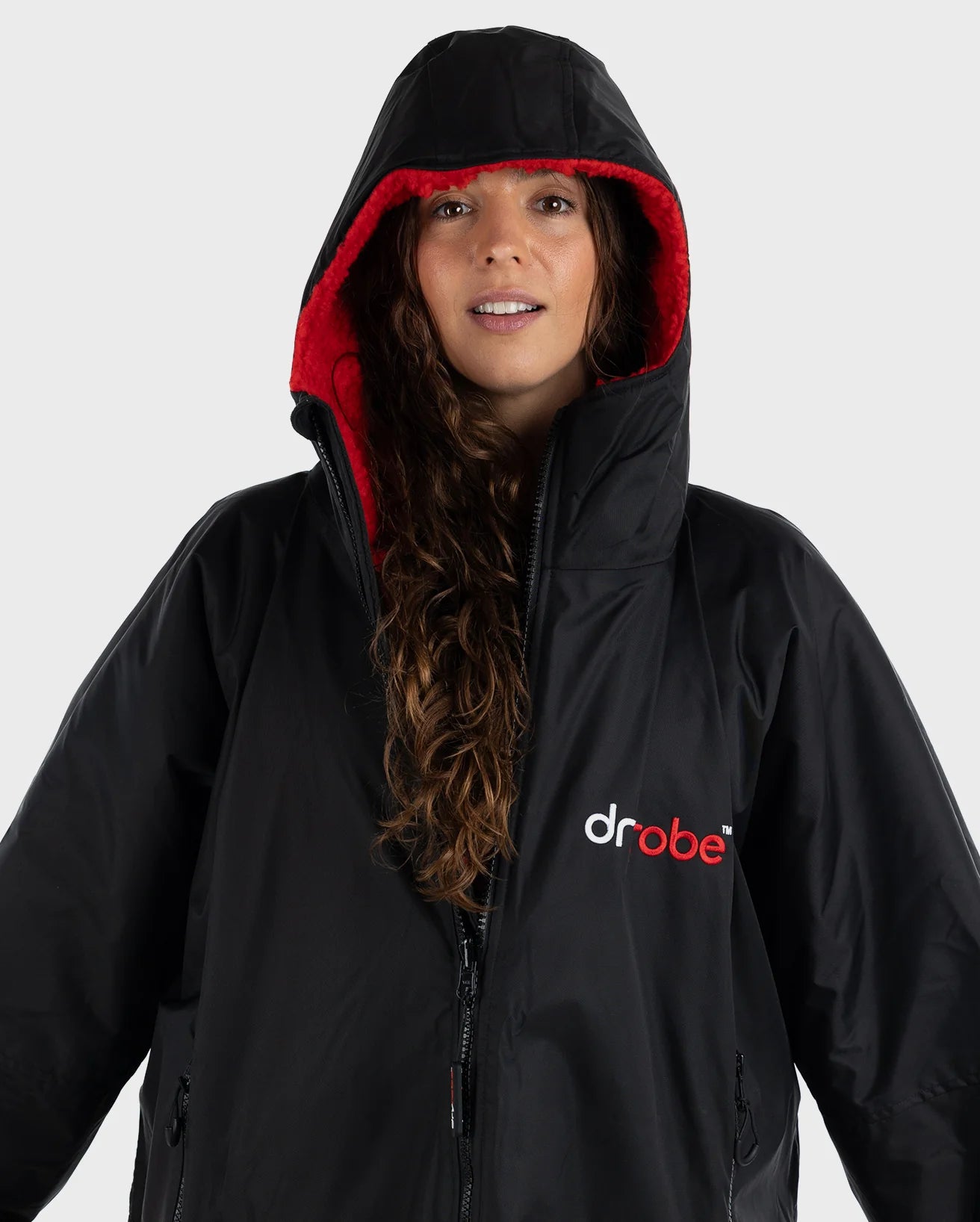 dryrobe-vinterbade-jakke-sort-roed-dame-01