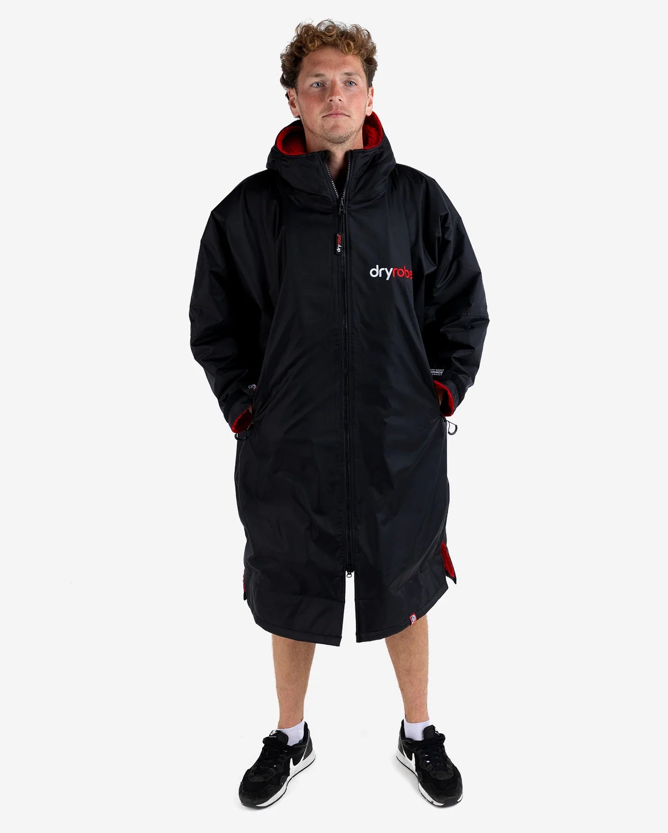 dryrobe-vinterbade-jakke-sort-roed-herre