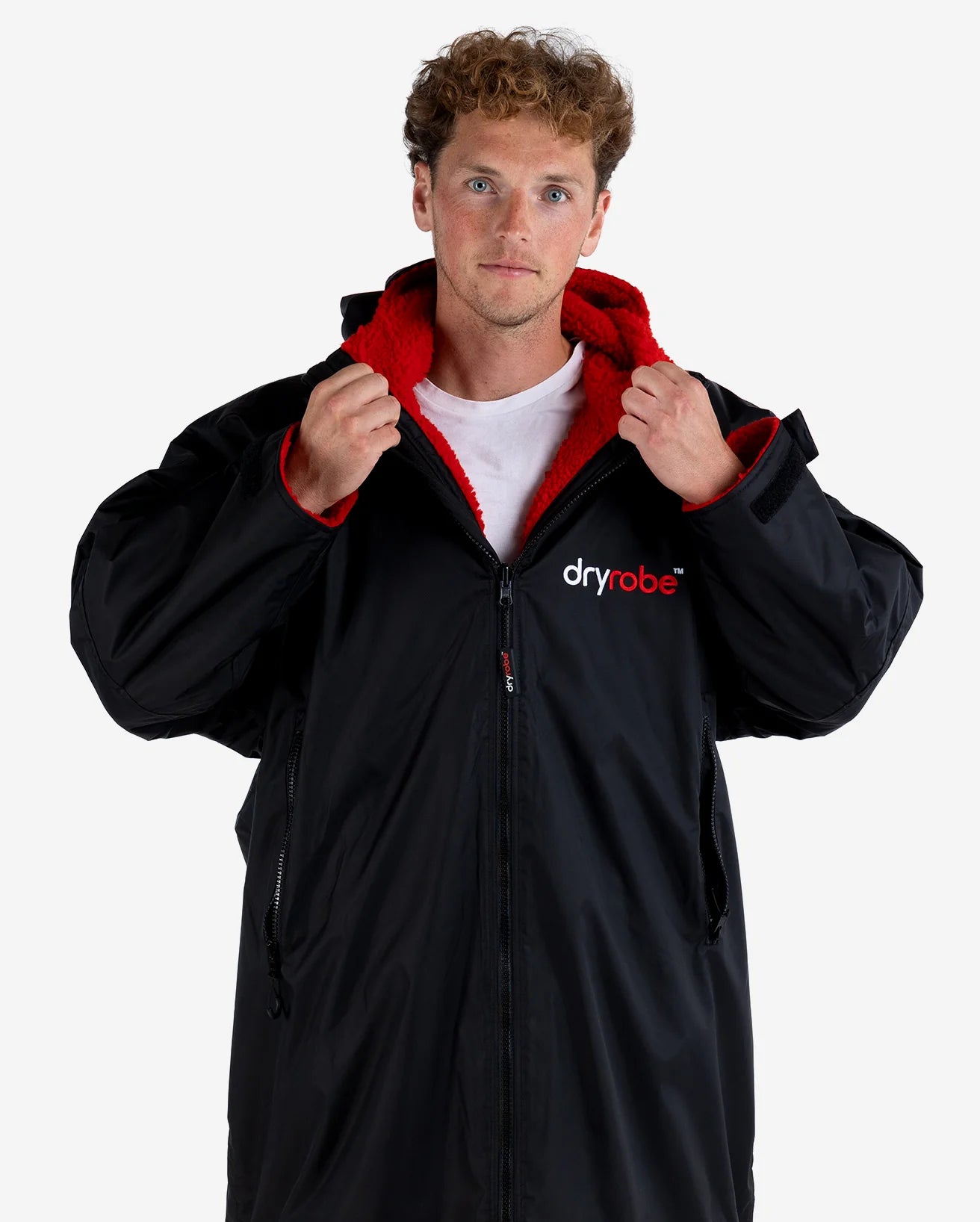 dryrobe-vinterbade-jakke-sort-roed-herre-01