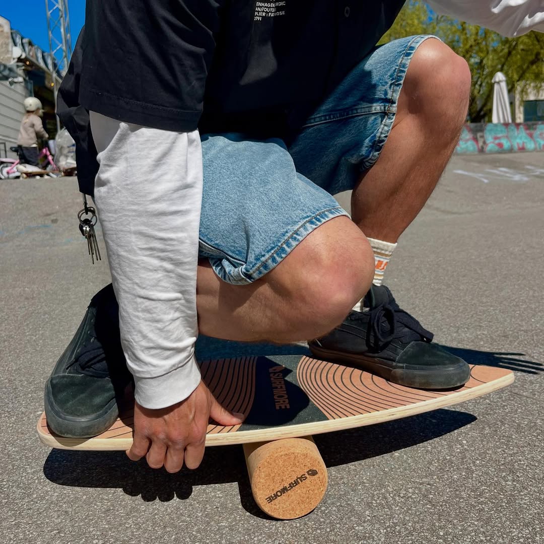 Mand står på SURFMORE Balanceboard i Skatepark