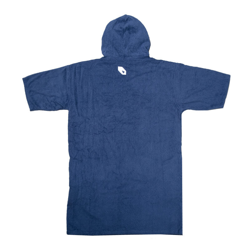 Bagsiden af SURFMORE badeponcho af bomuld i blå med hætte og et SURFMORE logo i nakken