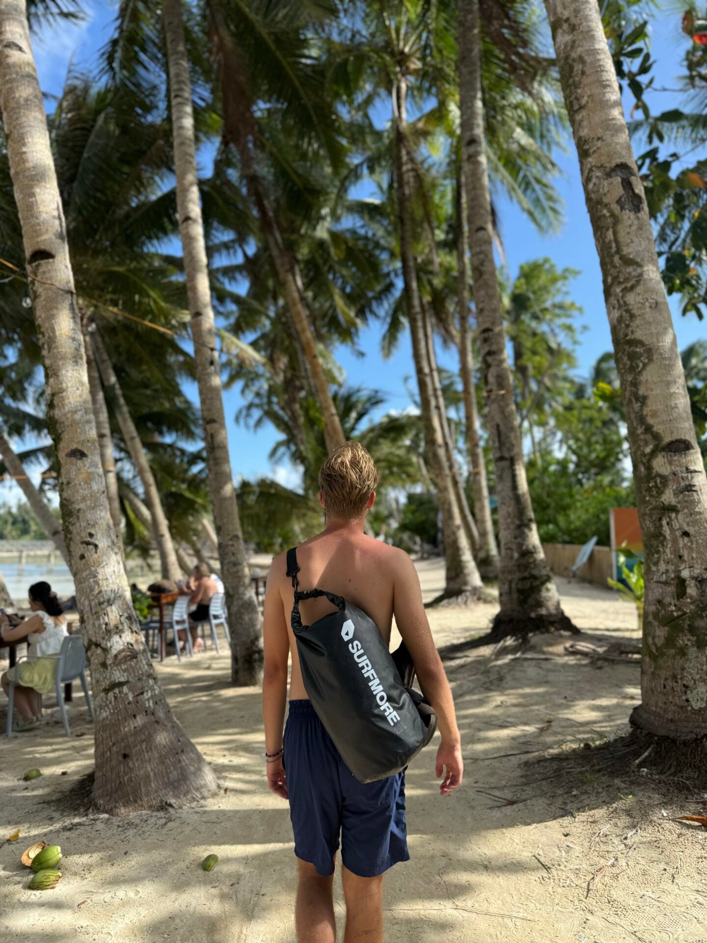 surfmore-drybag-dreng-paa-strand