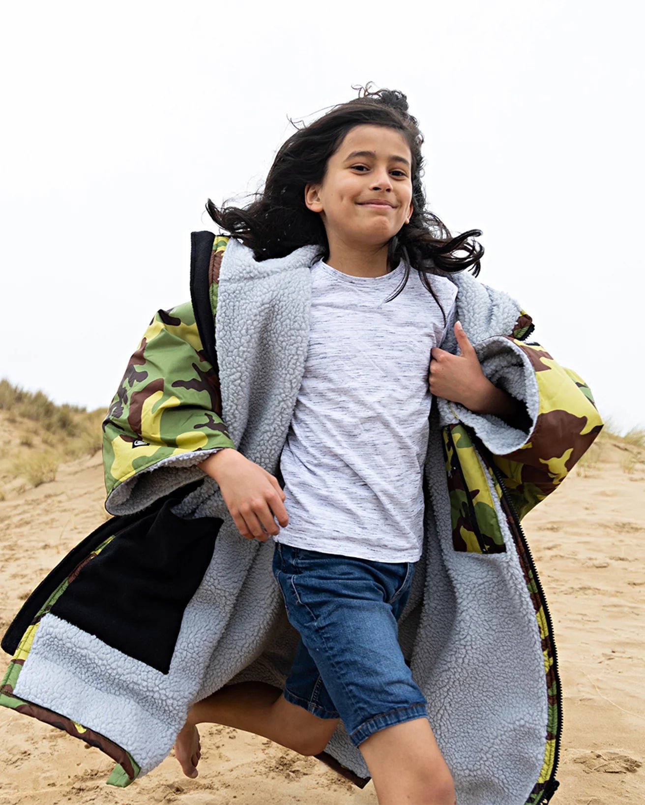 dryrobe-kids-advance-SS-camogrey-7_46baf5fc-7a34-48f5-8fa8-b6c104fa1de1