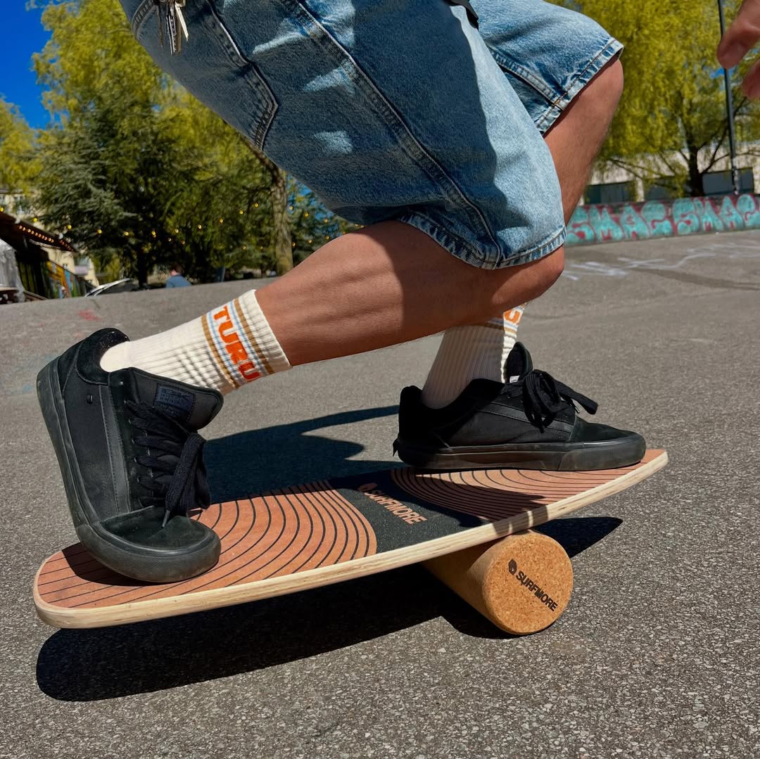 Person står på SURFMORE Balanceboard Pro i Nørrebro Skatepark i København